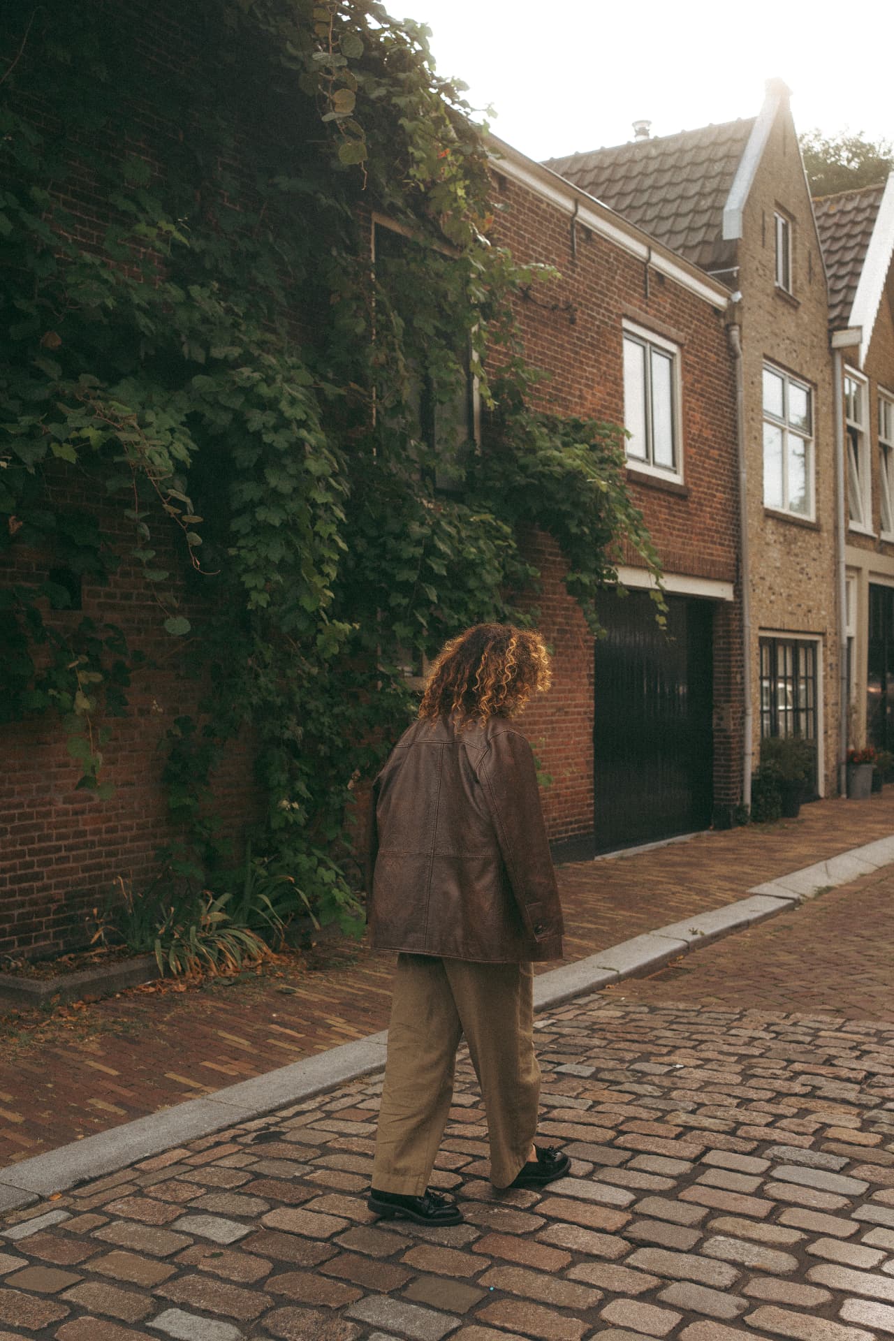 Sabine wandelt door een rustige straat